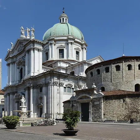Piazza Duomo Cathedral View Apartment *